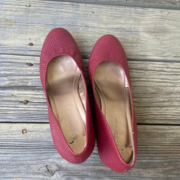 BCBGeneration Red Embossed Manmade Leather Wedges Women Size 9B 39 GUC - Picture 7 of 12
